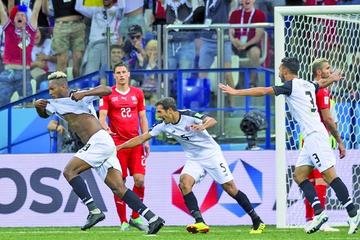 Los jugadores de Costa Rica festejan uno de los goles.
