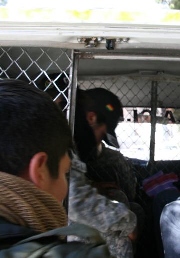 Mujer que quemó las manos de su hija es detenida en la cárcel