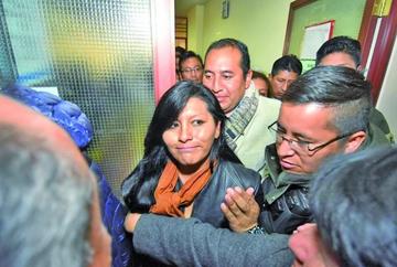 La disposición judicial detalla que la funcionaria no debe referirse más a este caso y tendrá que presentar dos garantes