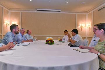El mandatario boliviano, en la reunión desarrollada ayer con los equipos jurídicos nacional e internacional.