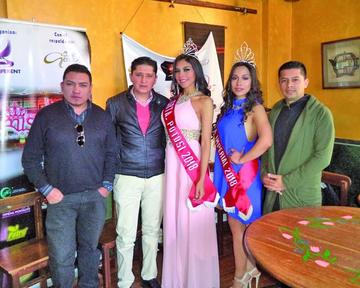Los músicos, las bellezas potosinas y el organizador en la conferencia de prensa.