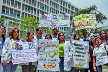 Enfermeros suman cinco días de protesta contra Nicolás Maduro