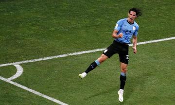 El delantero Edinson Cavani celebra su segundo gol.