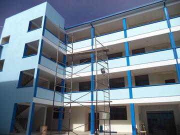 Cuenta con 32 aulas además de laboratorios.