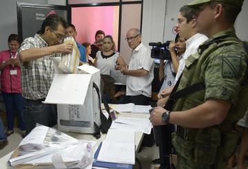 Una casilla electoral custodiada por miembros del Ejercito Mexicano y ciudadanos, en la ciudad de Culiacán.