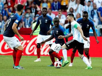 El astro argentino Lionel Messi intenta pasar la defensa francesa.
