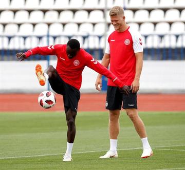 El jugador de Dinamarca, Pione Sisto, controla el balón.