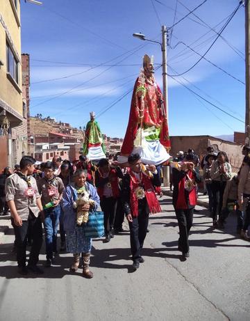 Las imágenes son llevadas en procesión.