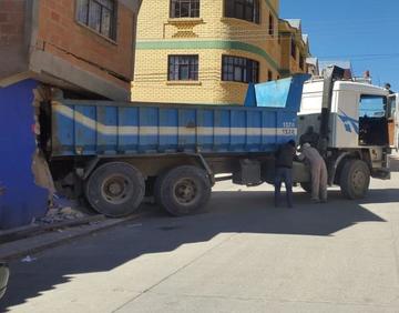 Volquete casi tumba casa y hiere a un niño