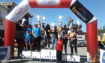 Sebastián Careaga (c) levanta su trofeo.