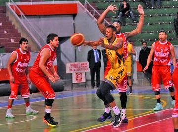 El colombiano Daniel Nembhard trata de burlar la marca de su rival.