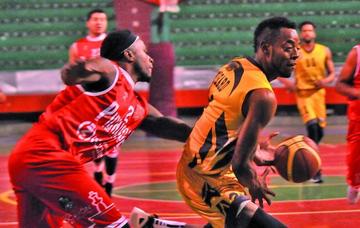 Drye Trevante trata de detener a su rival.