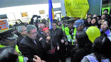 Llegó al aeropuerto internacional de El Alto a las 16:00 y fue recibido por autoridades de la Iglesia católica y feligre