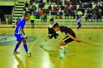 El jugador potosino Rolando Colque controla el balón ante la marca de sus rivales.