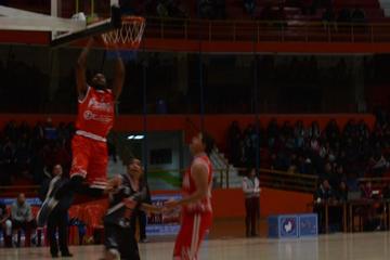 Drye Trevante clava el balón.