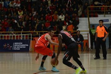 Carlos Romero (i) trata de detener a su rival.