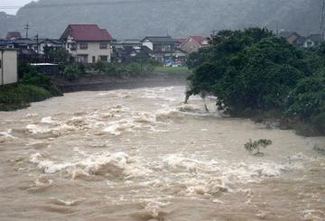 Un río se encuentra al límite de su nivel de inundación y provoca la evacuación de los residentes cercanos en Kitakyushu