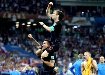 Los croatas Luka Modric y Dejan Lovren festejan su clasificación.