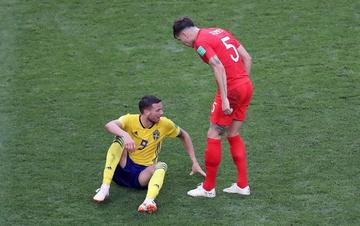 John Stones de Inglaterra junto al sueco Marcus Berg.