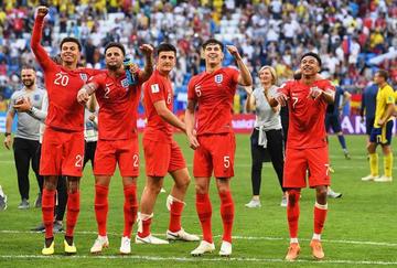 Los jugadores ingleses celebran la victoria.