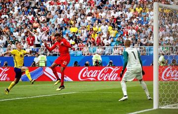 El futbolista inglés Dele Alli durante la jugada del gol.