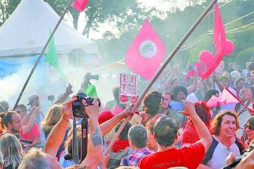 Decenas de personas se reúnen frente de la Policía Federal para pedir la libertad del expresidente.