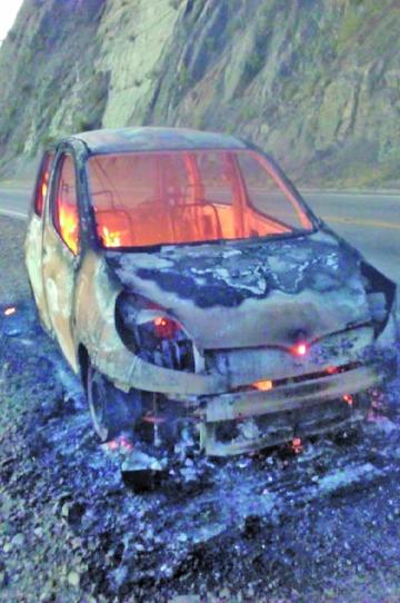 Dos vehículos arden en llamas por problemas en el sistema eléctrico