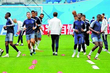 La selección francesa, dirigida por el técnico Didier Deschamps, durante su entrenamiento.