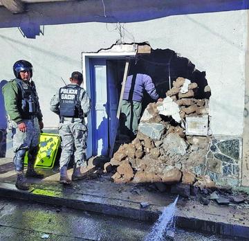 El choque a un inmueble particular causó serios daños.