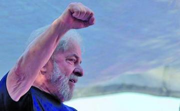 Lula reitera que será candidato en Brasil pese a estar en prisión