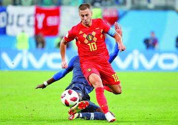 El capitán belga Eden Hazard gana el control del balón.