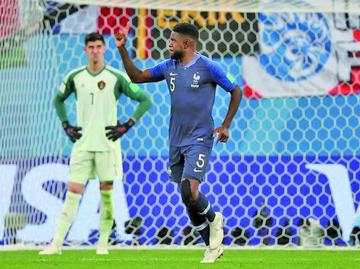 El francés Samuel Umtiti celebra su gol.