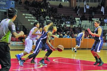 Louis Charles Muks III pasa el balón a Ronald Arze.