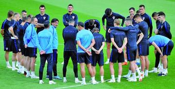 El estratega de Croacia Zlatko Dalic conversa con sus jugadores.
