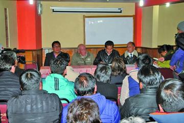 Los socios del club durante una asamblea extraordinaria anterior.