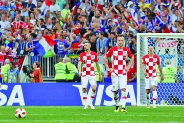 Los jugadores croatas lamentan la derrota.