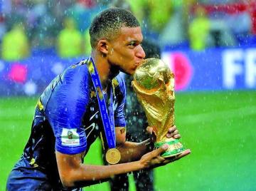 Kylian Mbappe besa la Copa del Mundo.