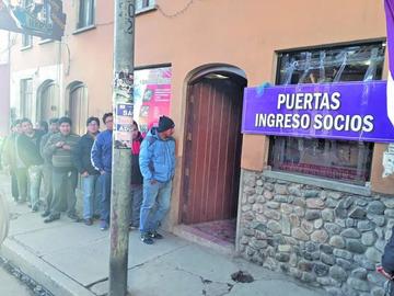Los socios asisten a emitir su voto.