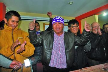 El nuevo presidente, Calixto Santos, se comprometió a trabajar para sacar adelante al club lila.