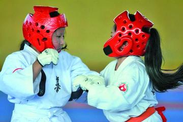 Las competidoras en plena pelea.
