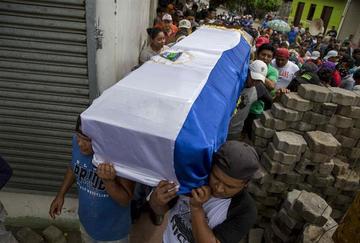 Familiares y amigos participan durante el entierro del joven José Medina, que falleció durante un enfrentamiento.