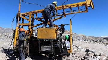 Trabajadores de la compañía peruana Macusani Yellowcake en el lugar del yaciemiento.