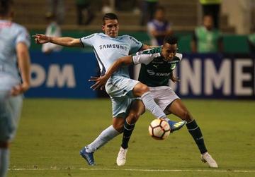 Felipe Rodríguez, de Bolívar, intenta quitar el balón a Jhon Mosquera, de Cali.