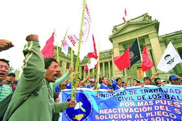 Se agrava crisis con renuncia de autoridades judiciales en Perú