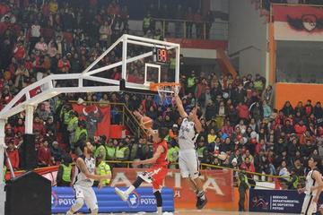 Cristhian Camargo en uno de los ataques del campeón.