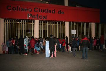 Largas filas se originaron en afueras del coliseo