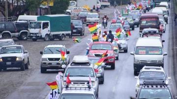 En Cochabamba se desarrolló la Caravana del valle recorrieron más de 30 km desde Sacaba hasta Quillacollo.