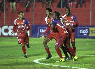 Los jugadores del cuadro local festejan uno de los goles.