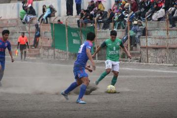 El jugador Alan Peredo, de Palmeiras, controla el balón.