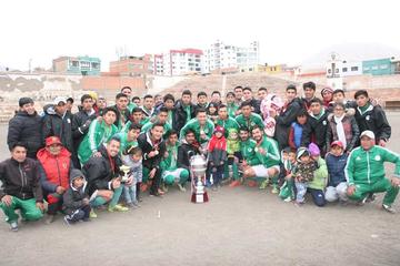 El equipo completo de Ferrocarril Palmeiras posa con el trofeo de campeón.
